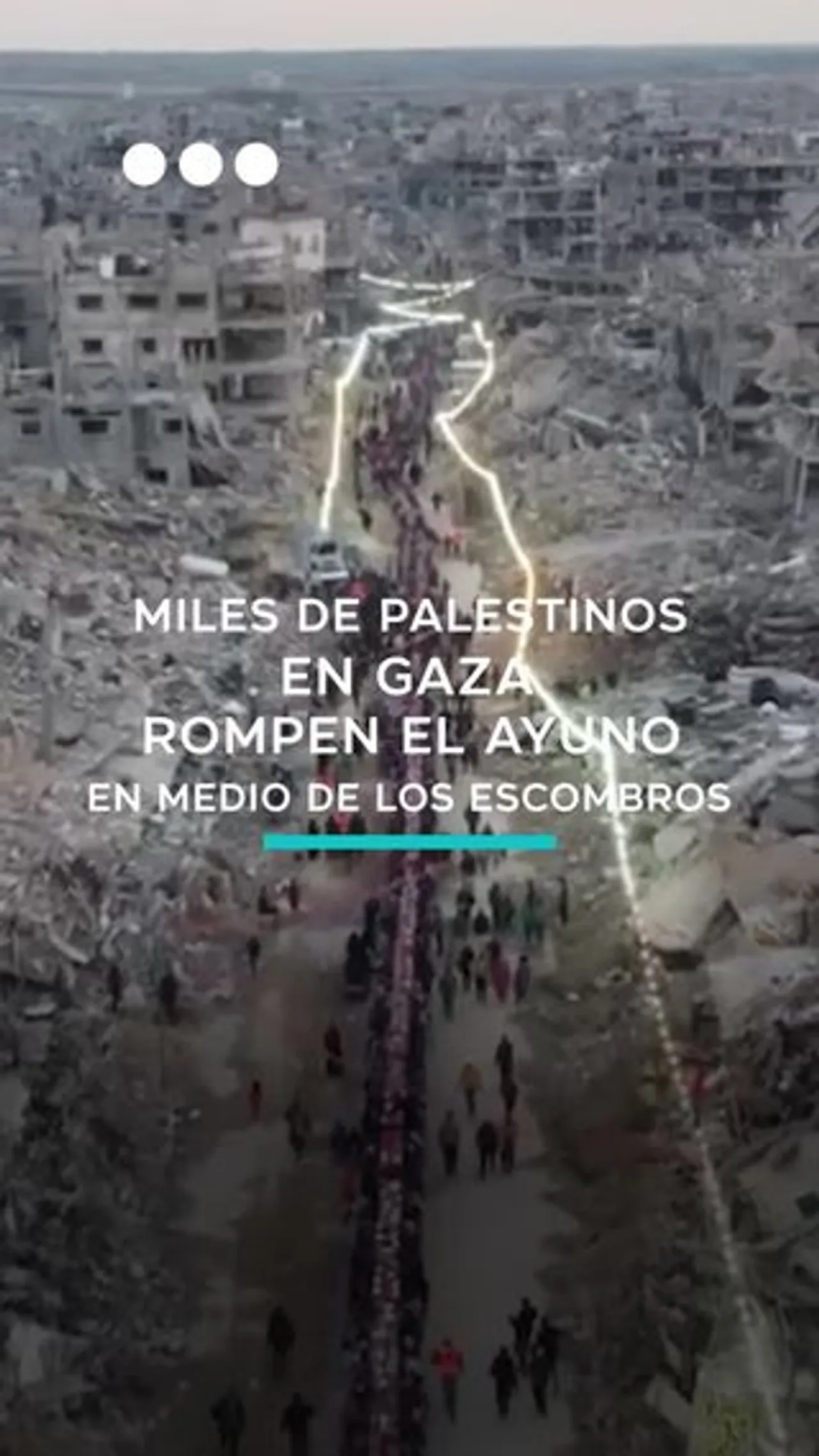 Palestinos en Gaza rompen ayuno entre escombros